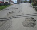 На участке   Поворот с  ул. Ленина-ул. Черняховского (район магазина "Магнит") вниз,  до ул. Ленина 244, асфальт разбит и имеет  глубокие и большие по размеру выбоины (до 10-15 см в глубину длиной до 1, 1,5 и 2-х метров).