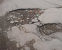 Разрушен асфальт на автодорогах дворовых территорий. В зимний период глубина ям становится более высокой.