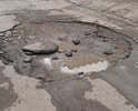 Разрушен асфальт на автодорогах дворовых территорий. В зимний период глубина ям становится более высокой.
