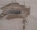 Разрушен асфальт на автодорогах дворовых территорий. В зимний период глубина ям становится более высокой.