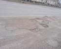 Участок от перекрёстка Космонавтов-Дзержинского до моста, с обеих сторон крайние полосы (Ямы, и кирпич). Кирпич - не является асфальтом. Наличие ям с глубиной в ширину кирпича - не является нормой.