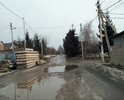 Уже более 10 лет власти откровенно обманывают жителей деревни Соболиха по поводу ремонта дороги по ул. Липовая и смежным переулкам (с 1- по 8-ой Липовый переулки, улица Панорамная, мал. Липовый переулок). Состояние дороги ужасает, особенно в межсезонье - ямы в пол-колена, провалы с огромными лужами, выбоины в шахматном порядке, грязь, отсутствие освещения. Проехать на обычной легковой машине в это время невозможно, уже не говоря о том, чтобы пешком пройти. В то же время, летом стоит ужасная пыль, а зимой после любой оттепели дорога превращается в ледяной каток с ямами и ледяными надолбами. Передвигаться по такому покрытию для людей в возрасте просто опасно для жизни. При этом улица, по сути, - главная транспортная артерия всей деревни, по ней въезжают и ходят почти все жители (кроме жителей ул. Центральная, это так называемая старая деревня, у них асфальт). В том числе, жители новой территории и большое количество грузового транспорта (очевидно, что многие завозят стройматериалы). Вместо хотя бы какого-то решения проблемы (по этапам или частичного ремонта, нормального выравнивания, засыпания ям, освещения тёмных участков, формирования дорожки для пешеходов) - только обещания, что "сделаем в следующем году", "разберёмся" и т.п. По последней информации от власти - дорога относится к покрытиям переходного типа, поэтому асфальтировать очень дорого, т.к. нужен специальный проект и т.д. Поэтому собираются делать "ремонт щебнем". Смысла простой засыпки щебнем нет никакого - это деньги, которые будут просто выброшены на ветер. Зарегистрированы многочисленные обращения жителей в администрации, на Доброделе, проблему даже пыталась решить депутат Свергунова М.Н. в конце лета 2016 перед выборами в Госдуму (видимо, с целью PR, тоже без результата). И весь этот ужас происходит не где-то далеко, в дотационном регионе, а в 14 км от Москвы, в шаге от открытого с "большой помпой" родильного дома в Саввино, в населенном пункте, где есть производство Cotton Club и еще многочисленные склады и компании (следовательно, должны быть налоговые отчисления, но куда они идут?)