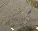 После ремонта прошлой осенью, более года разбита дорога возле канализационного колодца. Недавно засыпали гравием, но не отремонтировали.