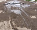 Значительное разрушение асфальтового покрытия до щебня, большие ямы, постоянное скопление дождевой воды. При объезде ям автомобили снижают скорость до 5-10 км/час (ограничение 60 км/час).