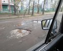 Вся дорога, как будто после артиллерийского обстрела, на фото примеры дороги. Дорога убита вдребезги