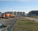 По ул. симонова, на участке от ул. Прокофьева до Суздальского пр., отсутствует проезжая часть и тротуары. Есть только грунтовая дорога. Нужно построить это участок.