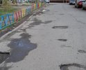 Асфальт на участке дороги между домом на ул. Новосибирская, 43 и магазином "Теремок" практически разбит: яма на яме. Приложенные фотографии не полностью отражают состояние дороги.