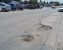 Одна из главных улиц города практически целиком состоит из ям, трещин и заплаток, асфальтовое полотно неровное и быстро рассыпается. Вместо необходимого капитального ремонта (замены полотна) из года в год ведётся низкокачественный ямочный ремонт, который только усугубляет проблему