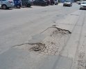 Одна из главных улиц города практически целиком состоит из ям, трещин и заплаток, асфальтовое полотно неровное и быстро рассыпается. Вместо необходимого капитального ремонта (замены полотна) из года в год ведётся низкокачественный ямочный ремонт, который только усугубляет проблему