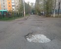Многочисленные ямы на участке дороги от Лазурного до дома по адресу проспект от Чайковского, 6к4