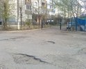 Многочисленные ямы на участке дороги от Лазурного до дома по адресу проспект от Чайковского, 6к4
