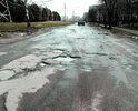 Один из самых востребованных проездов Кирово-Чепецка. Водители, объезжая выбоины, вынуждены осваивать прилегающие газоны.