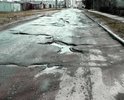 Один из самых востребованных проездов Кирово-Чепецка. Водители, объезжая выбоины, вынуждены осваивать прилегающие газоны.
