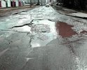 Один из самых востребованных проездов Кирово-Чепецка. Водители, объезжая выбоины, вынуждены осваивать прилегающие газоны.