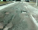 Один из самых востребованных проездов Кирово-Чепецка. Водители, объезжая выбоины, вынуждены осваивать прилегающие газоны.