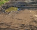 Дорога около 1 км до деревни Ланьшино, как 20 лет назад положили асфальт, так больше ничего с этой дорогой не делали.
Ямочный ремонт своими силами осуществляли на протяжении всего времени жители деревни и ближайших СНТ (камни и кирпичи видны на фото), но такой ремонт уже не поможет этой дороге. Скорая по этой дороге едет около 20 минут. Дороге необходим капитальный ремонт.
