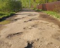 Дорога около 1 км до деревни Ланьшино, как 20 лет назад положили асфальт, так больше ничего с этой дорогой не делали.
Ямочный ремонт своими силами осуществляли на протяжении всего времени жители деревни и ближайших СНТ (камни и кирпичи видны на фото), но такой ремонт уже не поможет этой дороге. Скорая по этой дороге едет около 20 минут. Дороге необходим капитальный ремонт.