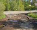 Дорога около 1 км до деревни Ланьшино, как 20 лет назад положили асфальт, так больше ничего с этой дорогой не делали.
Ямочный ремонт своими силами осуществляли на протяжении всего времени жители деревни и ближайших СНТ (камни и кирпичи видны на фото), но такой ремонт уже не поможет этой дороге. Скорая по этой дороге едет около 20 минут. Дороге необходим капитальный ремонт.