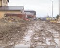 Полное отсутствие проезда легковому транспорту. Месиво грязи и застрявших машин. Жители паркуются в 50 метрах от дома.