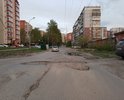 Разбит участок дороги в районе многоэтажного дома, по адресу ул. Алтайская, д. 80