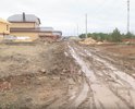 Полное отсутствие проезда легковому транспорту. Месиво грязи и застрявших машин. Жители паркуются в 50 метрах от дома.