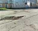 Вся улица в больших ямах и выбоинах, крупная сеть трещин. Дорога является одной из основных транспортных артерий южной части города - по улице осуществляется движение общественного транспорта, активное движение личного авто и мототранспорта. В прошлом году, во время ремонта ул. Володарского, по данной дороги перенаправлялись все основные транспортные потоки южной части Полевского. На участке находится Полевской исторический музей.