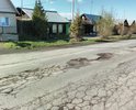 Вся улица в больших ямах и выбоинах, крупная сеть трещин. Дорога является одной из основных транспортных артерий южной части города - по улице осуществляется движение общественного транспорта, активное движение личного авто и мототранспорта. В прошлом году, во время ремонта ул. Володарского, по данной дороги перенаправлялись все основные транспортные потоки южной части Полевского. На участке находится Полевской исторический музей.