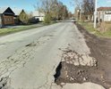 Вся улица в больших ямах и выбоинах, крупная сеть трещин. Дорога является одной из основных транспортных артерий южной части города - по улице осуществляется движение общественного транспорта, активное движение личного авто и мототранспорта. В прошлом году, во время ремонта ул. Володарского, по данной дороги перенаправлялись все основные транспортные потоки южной части Полевского. На участке находится Полевской исторический музей.