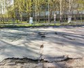 Очень убитая дорога - большое количество ям и глубоких трещин. Очень давно не ремонтировали, лежачие полицейские в ужасном состоянии. Бордюры практически отсутствуют и коммунальщикам, при нанесении разметки приходится красить землю и траву. На участке находится школа №18, а также с этой дороги подъезжают к детским садам №41 и №49
