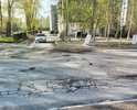 Очень убитая дорога - большое количество ям и глубоких трещин. Очень давно не ремонтировали, лежачие полицейские в ужасном состоянии. Бордюры практически отсутствуют и коммунальщикам, при нанесении разметки приходится красить землю и траву. На участке находится школа №18, а также с этой дороги подъезжают к детским садам №41 и №49