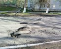 Очень убитая дорога - большое количество ям и глубоких трещин. Очень давно не ремонтировали, лежачие полицейские в ужасном состоянии. Бордюры практически отсутствуют и коммунальщикам, при нанесении разметки приходится красить землю и траву. На участке находится школа №18, а также с этой дороги подъезжают к детским садам №41 и №49