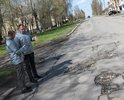 На некоторых участках дороги асфальт практически полностью сошел, глубокие ямы 7-8 см в глубину. По улице осуществляется активное движение.