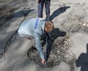 На некоторых участках дороги асфальт практически полностью сошел, глубокие ямы 7-8 см в глубину. По улице осуществляется активное движение.