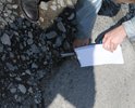На некоторых участках дороги асфальт практически полностью сошел, глубокие ямы 7-8 см в глубину. По улице осуществляется активное движение.