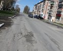 На некоторых участках дороги асфальт практически полностью сошел, глубокие ямы 7-8 см в глубину. По улице осуществляется активное движение.