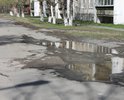 Активное разрушение асфальта (трещины, ямы, просадка колодцев) на всей улице. На перекрестке с ул. Победы, посреди улицы, прямо из-под асфальта торчат деревянные палка (сваи?) непонятного происхождения и назначения