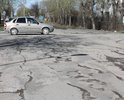 Активное разрушение асфальта (трещины, ямы, просадка колодцев) на всей улице. На перекрестке с ул. Победы, посреди улицы, прямо из-под асфальта торчат деревянные палка (сваи?) непонятного происхождения и назначения