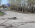 На небольшой улице с гордым названием "улица Победы" состояние дорожного покрытия как после бомбежки. Глубокие ямы и трещины. На улице расположены почтовое отделение, детский сад №43, а также Центр культуры и народного творчества. Но, самое главное, на улице расположен очень посещаемый мемориал воинам Великой Отечественной войны
