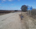 Дорога разбита, проехать невозможно! Автомобилисты вынуждены съезжать на обочину, рискуя опрокинутся в глубокий кювет.