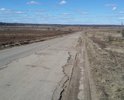 Дорога разбита, проехать невозможно! Автомобилисты вынуждены съезжать на обочину, рискуя опрокинутся в глубокий кювет.