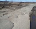 Дорога разбита, проехать невозможно! Автомобилисты вынуждены съезжать на обочину, рискуя опрокинутся в глубокий кювет.