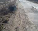 Дорога разбита, проехать невозможно! Автомобилисты вынуждены съезжать на обочину, рискуя опрокинутся в глубокий кювет.