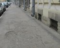 Разбитый тротуар на Можайской улице. Трещины и ямы.
