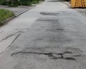 Дорога ведущая к МФЦ с начала года в ужасном состоянии. Жители самостоятельно закладывают ее камнями.