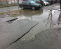 При въезде на парковку огромная яма в которой постоянно собирается вода, просевшие люки, приезжая в Управлении Архитектуры и градостроительства г. Казани остаются не лучшие впечатления!