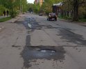 Множество выбоин и неровностей на дорожном полотне по ул. Гоголя, которые создают препятствия для безопасного движения автомобилей.