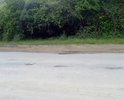 дорога Феодосия-Ялта, р-н АЗС, ямы по обочинам на закрытом повороте и на мосту, на мосту отсутствуют водостоки.
