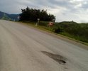 дорога Феодосия-Ялта, подъем перед Коктебелем, выбоины по центру дороги на закрытом повороте