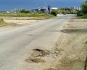 дорога Феодосия-Ялта, р-н АЗС, ямы по обочинам на закрытом повороте и на мосту, на мосту отсутствуют водостоки.