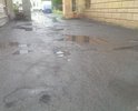 Вся дорога от ул. Куйбышева во двор - в многочисленных глубоких ямах.
Самая большая яма - на съезде с ул. Куйбышева.

Это в самом Центре города, в 150 метрах от Законодательного собрания 
и в 100 метрах от центральной площади Кирова.